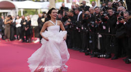 Herečka Zoey Deutch v kreácii Chanel Haute Couture. 