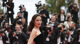 Moderátorka Alexa Chung v kreácii Balenciaga Haute Couture. 