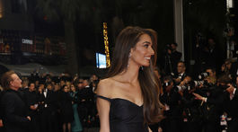 Právnička Amal Clooney v kreácii John Galliano. 