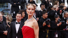 Rosie Huntington-Whiteley v kreácii Balenciaga Haute Couture