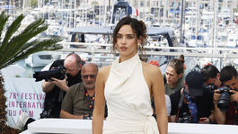 Adria Arjona v šatách Christopher John Rogers