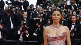 Eva Longoria v kreácii Tamara Ralph Couture