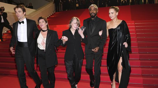 Zľava: Robert Pattinson, režisérka Lynne...