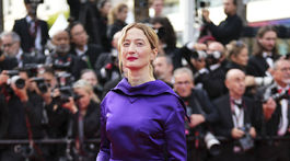Herečka a členka poroty Alba Rohrwacher v kreácii Prada. 