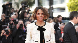 Herečka a členka poroty Halle Berry v kreácii Chanel Haute Couture. 