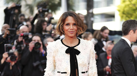 Herečka a členka poroty Halle Berry v kreácii...