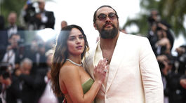 Herečka Adria Arjona priviedla do Cannes aj svojho partnera - herca Jasona Momou.