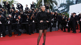 Herečka Charlotte Le Bon v kreácii Balenciaga. 