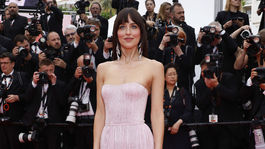 Herečka Dakota Johnson v kreácii Gucci na premiére v Cannes. 
