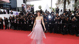 Herečka Dakota Johnson v kreácii Gucci na premiére v Cannes. 