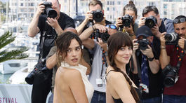 Herečky Adria Arjona (vľavo) a Dakota Johnson spoločne uviedli nový film. 