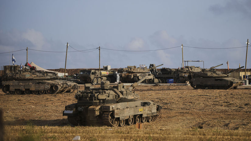 Izraelské tanky na zhromaždisku na juhu Izraela...