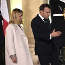 Meloniová, Macron