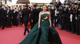 Mia Threapleton v kreácii Oscar de la Renta