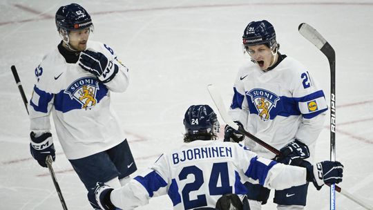 Fíni proti Slovensku bez stresu, Kanada s prvou stratou. Slovinci zvládli zápas o všetko a prepísali históriu