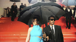 A$AP Rocky a jeho partnerka Rihanna sa skrývali pod jedným dáždnikom. 