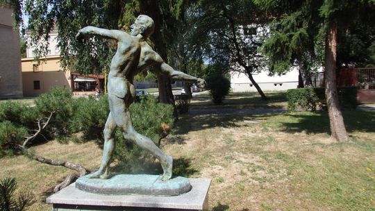 Zo sídliska ukradli vzácnu sochu. Zlodeji ju surovo „vytrhli“ a zmizli. Krádež pravdepodobne pomohla ukryť búrka