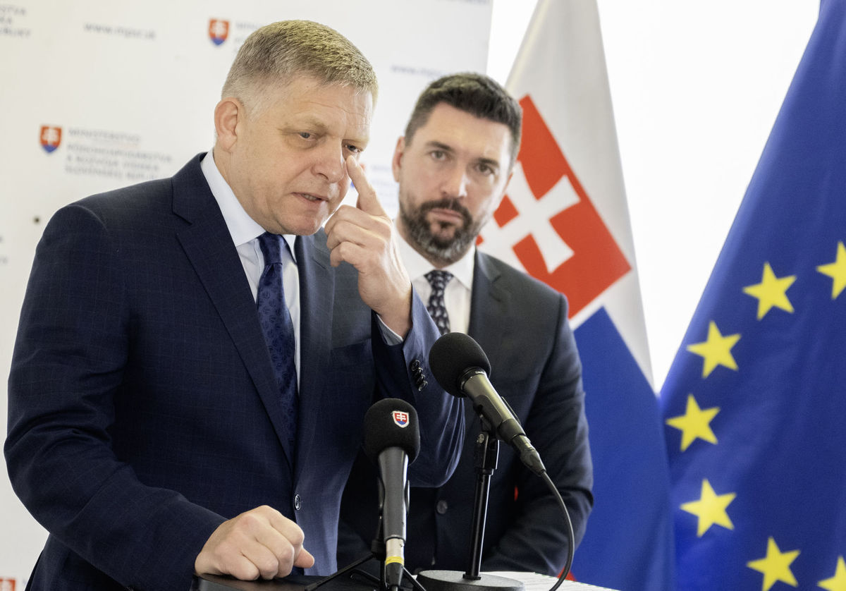 Na snímke vľavo predseda vlády SR Robert Fico...