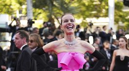 Eva Herzigová v kreácii Balenciaga Haute Couture