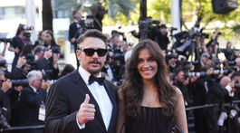 Herec James Franco a jeho snúbenica Izabel Pakzad.