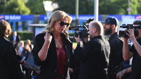 Herečka Ivana Chýlková prichádza na stretnutie...