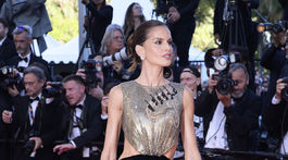 Izabel Goulart v róbe Armani Privé