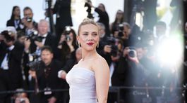 Scarlett Johansson v róbe Prada