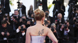Scarlett Johansson v róbe Prada