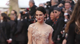 Americká herečka Jenny Slate pózuje fotografom v Cannes. 
