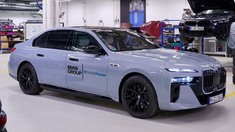 Táto luxusná limuzína BMW i7 už používa batérie...