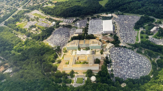 Do brány sídla CIA narazilo auto, podozrivú ženu ochrankári postrelili
