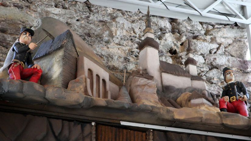Hornú časť diela zdobia dvaja aušusníci –...