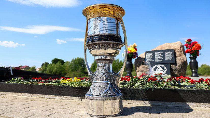 Gagarinov pohár pri pamätníku venovanému...