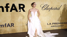 Maďarská modelka Barbara Palvin na akcii amfAR Cinema Against AIDS.