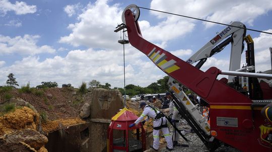 V bani na zlato pri Johannesburgu uviazlo 260 baníkov, záchranári ich postupne vyslobodzujú
