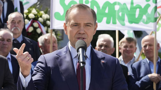 Pred druhým kolom prezidentských volieb v Poľsku vedie Nawrocki