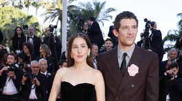 Alana Haim a herec Josh O'Connor uviedli snímku The Mastermind.