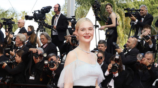 Herečka Elle Fanning v kreácii Chanel na...