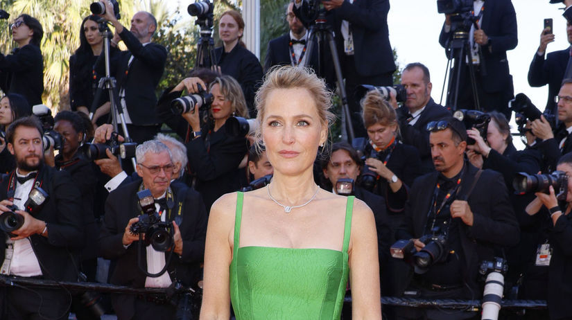 Gillian Anderson v kreácii Emilia Wickstead