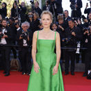 Gillian Anderson v kreácii Emilia Wickstead