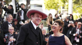 Herec John C. Reilly a jeho partnerka Alison Dickey.