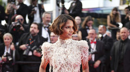 Herečka a členka poroty Halle Berry v kreácii Dior Haute Couture. 