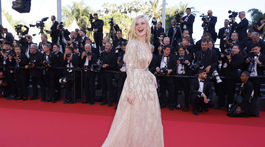 Herečka Elle Fanning v kreácii Valentino Haute Couture. 