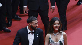Karim Benzema a herečka Lyna Khoudri v kreácii Chanel Haute Couture