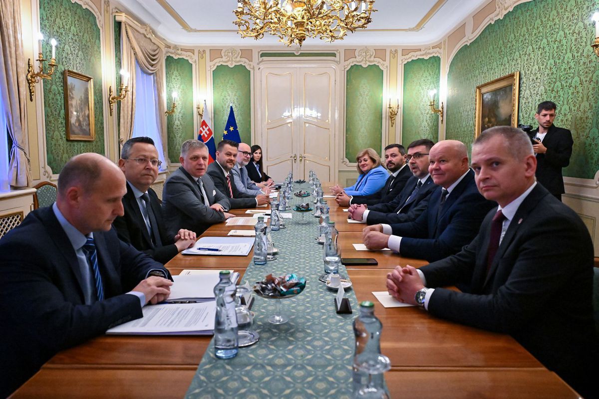 Tretí vľavo predseda vlády Robert Fico prijal...