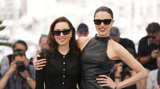 Herečky Aubrey Plaza (vľavo) a Margaret Qualley...