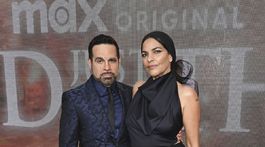 Herec Mario Cantone a herečka Sarita Choudhury.