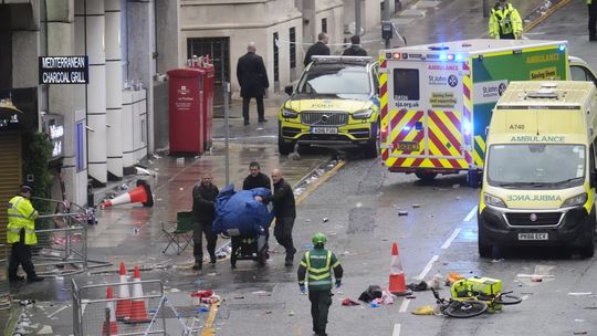 Do davu oslavujúcich fanúšikov z Liverpoolu vrazilo auto. zadržali 53-ročného muža, na mieste sú záchranári
