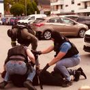 Podvody za milióny a veľká policajná akcia. Komandá zadržali 12 ľudí, údajne aj policajta či známu tvár z Čistého dňa