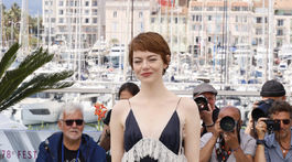 Herečka Emma Stone v šatách z dielne Louis Vuitton. 